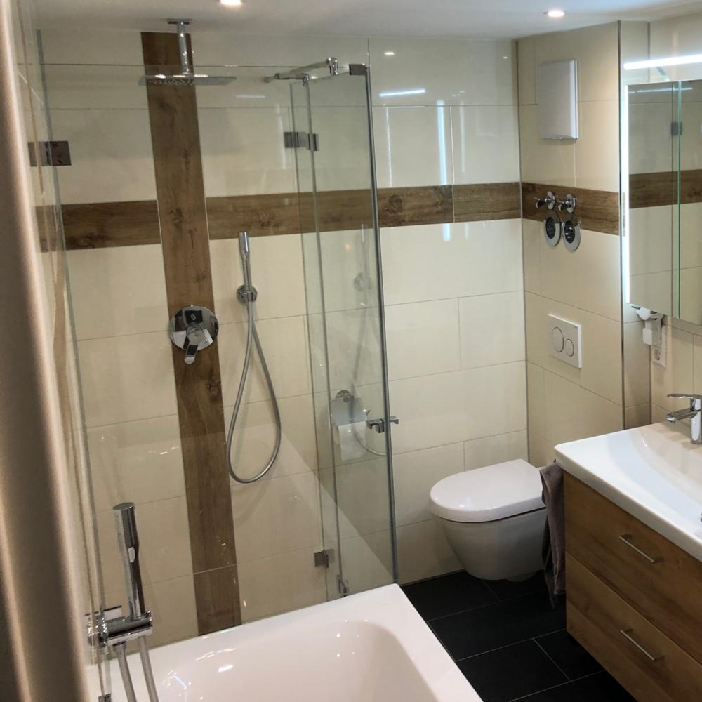 Duschkabine in neuem Badezimmer