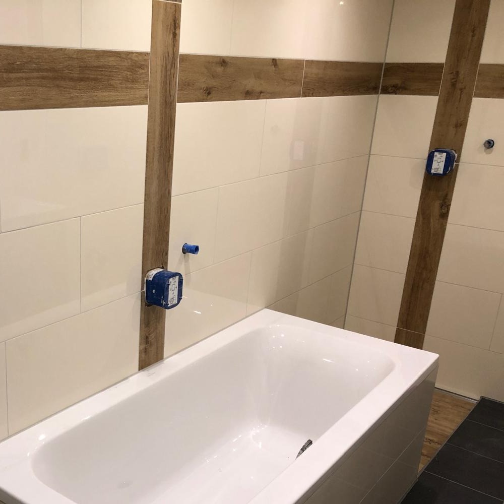 Vorher Bild: Badezimmer ohne Duschkabine.