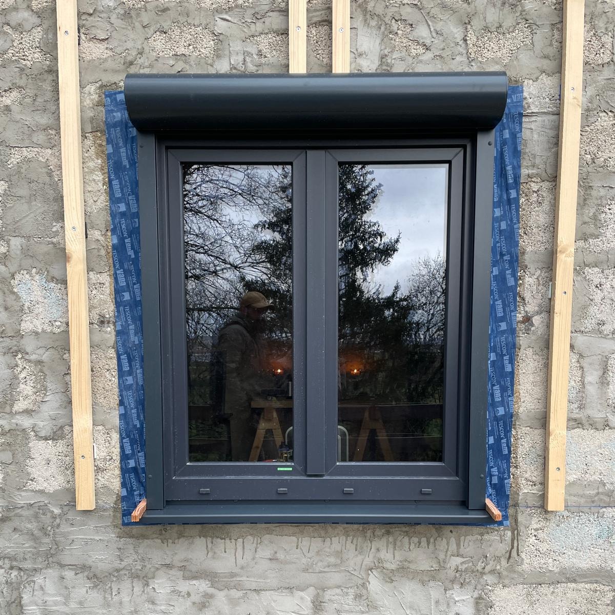 Neues Fenster in unfertiger Fassade