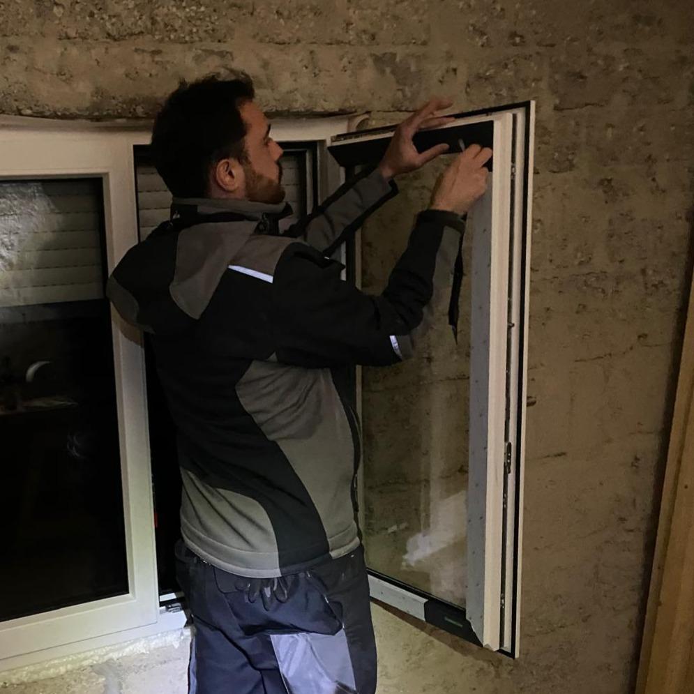 Fabian Koeters baut Fenster ein