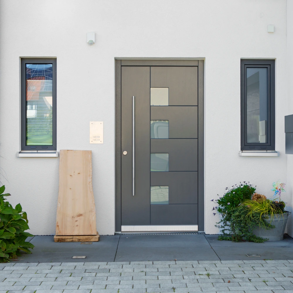 Außenansicht einer Haustür aus Holz